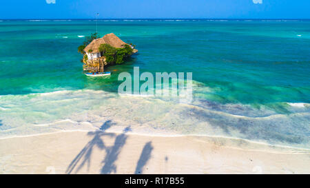 Vue aérienne. Restaurant sur la roche. Zanzibar, Tanzanie. Banque D'Images