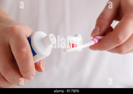 Extrudé tube de dentifrice sur une brosse à dents close up Banque D'Images