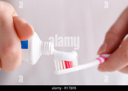 Presser sur le tube de dentifrice brosse à dents moderne close up Banque D'Images