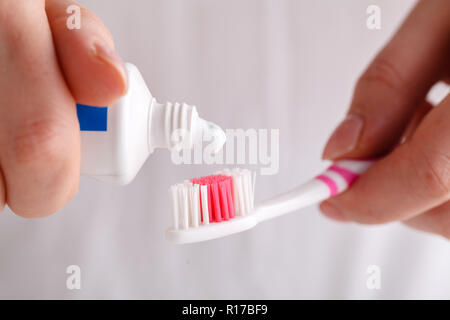 Extrudé tube de dentifrice sur une brosse à dents close up Banque D'Images