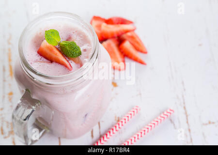 Yaourts aux fraises smoothie dans un bocal en verre Banque D'Images