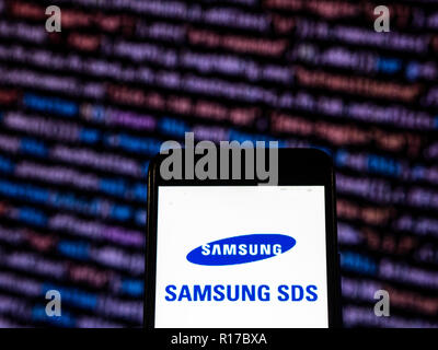 Logo Samsung SDS vu affichée sur téléphone intelligent. Samsung SDS, créé en 1985, en tant que filiale de Samsung Group offre des services de technologie de l'information. Il s'agit notamment de services de consultation ; services techniques ; et de l'infogérance. Banque D'Images