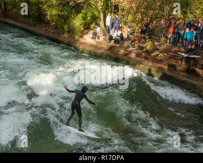 La navigation sur le fleuve rivière Eisbach à Munich Banque D'Images