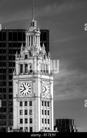 Tour de l'horloge dans le centre-ville de Chicago se tient majestueusement sur Michigan Avenue. avec un design architectural classique dans des bâtiments modernes. Banque D'Images