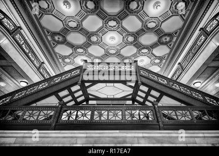 Un tournant du siècle escalier boisé avec des balustrades sculptées à la main se trouve dans un très vieux bâtiment et est son point de contact que vous montez à l'intérieur du bâtiment. Banque D'Images