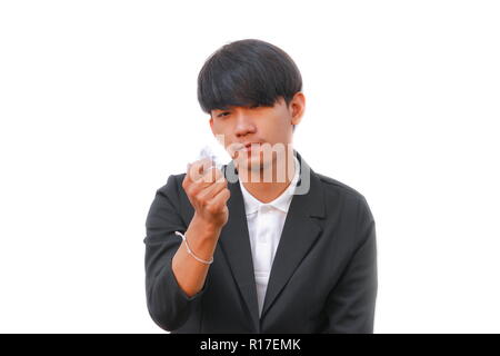 Businessman wearing a suit avec un morceau de papier froissé dans sa main sur fond blanc Banque D'Images