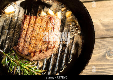 Passage tourné Steak dans une poêle en fonte Banque D'Images