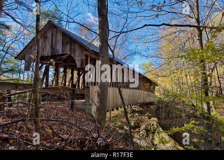 Un pont couvert a été abandonnée et se trouve dans le besoin de réparer la route afin de à la campagne qu'il s'écroule lentement sur un ravin. Banque D'Images