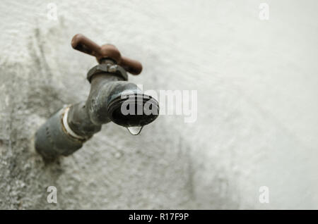 L'écoulement d'eau de robinet, concept de pénurie d'eau, manque d'eau, jusqu'à fermer une goûte d'eau. belle photographie conceptuelle Banque D'Images