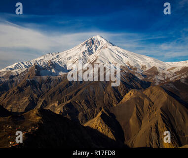 Le mont Damavand, un volcan actif, est un volcan qui est le plus haut sommet de l'Iran et le plus haut volcan de l'Asie. Banque D'Images