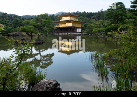 Le Temple de la Golden Pavillion à Kyoto, Japon Banque D'Images