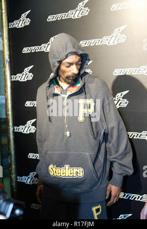 Snoop Dogg arrive à Neverland de nuit pour le lancement de la nouvelle gamme de lunettes de soleil Arnette piror à son concert de Sydney avec Ice Cube le 31 octobre. Sydney, Australie. 30.10.08. Banque D'Images