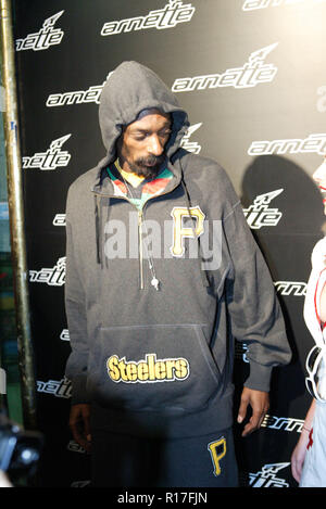 Snoop Dogg arrive à Neverland de nuit pour le lancement de la nouvelle gamme de lunettes de soleil Arnette piror à son concert de Sydney avec Ice Cube le 31 octobre. Sydney, Australie. 30.10.08. Banque D'Images