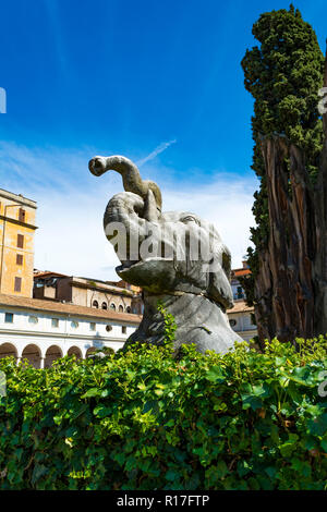 Ancienne statue de l'éléphant aux thermes de Dioclétien (Thermae Diocletiani) à Rome. L'Italie. Banque D'Images