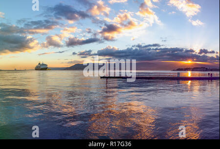 Messine, Sicile / Italie - la position du navire au port, le lever du soleil au-dessus de la mer. Banque D'Images