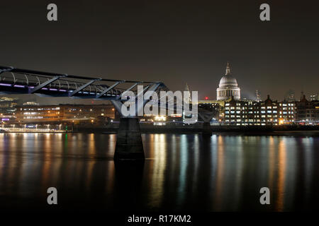 Le Millennium Bridge enjambe la Tamise entre le Tate Modern et la Cathédrale St Paul, photographié à la nuit, la lumière peinte avec une lumière du jour lampe équilibrée Banque D'Images