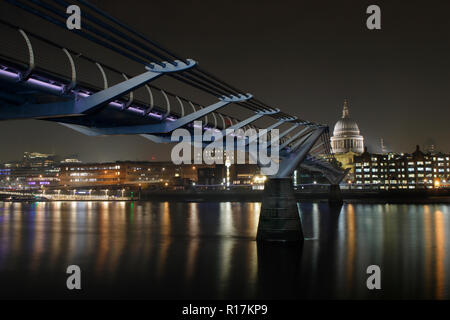 Le Millennium Bridge enjambe la Tamise entre le Tate Modern et la Cathédrale St Paul, photographié à la nuit, la lumière peinte avec une lumière du jour lampe équilibrée Banque D'Images