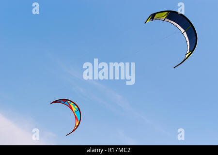Kiteboarding Kites volant dans le ciel. Banque D'Images