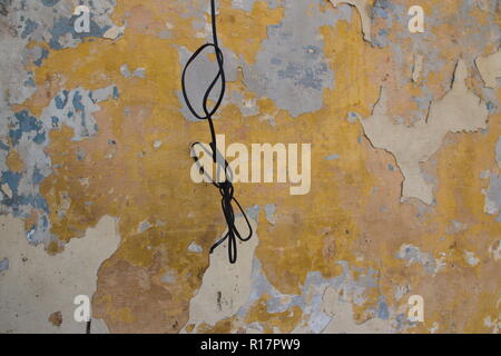 Vieux Mur avec câble électrique Banque D'Images