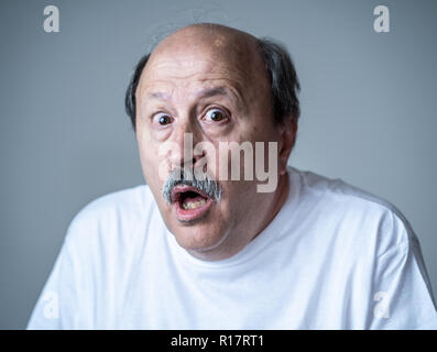 Portrait d'un homme de peur Peur de l'expression de la peur dans les émotions humaines et les expressions faciales isolées en fond neutre. Banque D'Images