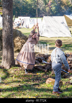 MCCONNELLS, SC (USA) - 3 novembre 2018 : les enfants en période de reconstitution lire lors d'une robe de la guerre civile américaine à Brattonsville historique. Banque D'Images