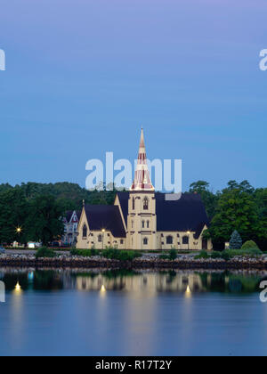 Lever du soleil sur la célèbre église anglicane St. James, Mahone Bay, en Nouvelle-Écosse, Canada. Banque D'Images