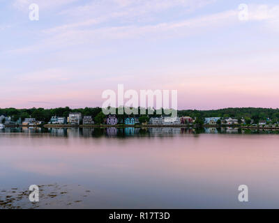 Lever du soleil sur de Mahone Bay, en Nouvelle-Écosse, Canada. Banque D'Images