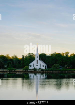 Lever du soleil sur l'Église luthérienne St. John's, Mahone Bay, en Nouvelle-Écosse, Canada. Banque D'Images