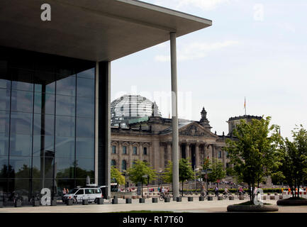 Le Reichstag comme vu par le couvert d'un des bâtiments modernes qui composent le complexe de bâtiments à Berlin, Allemagne. Banque D'Images