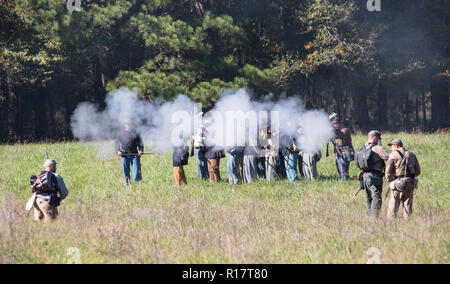 MCCONNELLS, SC (USA) - 3 novembre 2018 : Reenactors dans l'uniforme de l'Union fire une carabine volley dans une reconstitution de la guerre civile américaine à Bratt Historique Banque D'Images