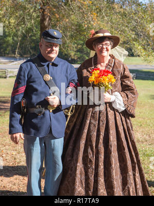 MCCONNELLS, SC (USA) - 3 novembre 2018 : Closeup portrait d'hommes et de femmes à une Union reenactors de reconstitution de la guerre de Sécession. Banque D'Images