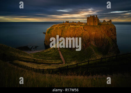 Dunnottar Castle sur de hautes falaises au coucher du soleil, de l'Écosse Banque D'Images