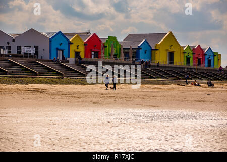 Centre Ouest Nova colorés des cabines de plage à Prestatyn, dans le Nord du Pays de Galles, UK 2018 Banque D'Images