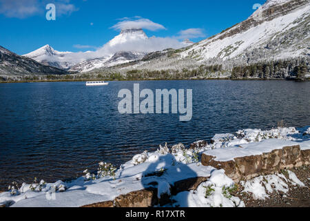 Mt Henkel et le lac en eau vive après une tempête de neige. Le Glacier National Park, Montana Banque D'Images