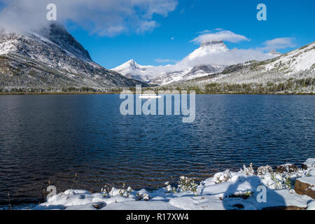 Mt Henkel et le lac en eau vive après une tempête de neige. Le Glacier National Park, Montana Banque D'Images