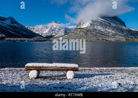 Mt Grinnell et lac en eau vive après une tempête de neige. Le Glacier National Park, Montana Banque D'Images