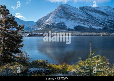 Le lac en eau vive après une tempête de neige. Le Glacier National Park, Montana Banque D'Images