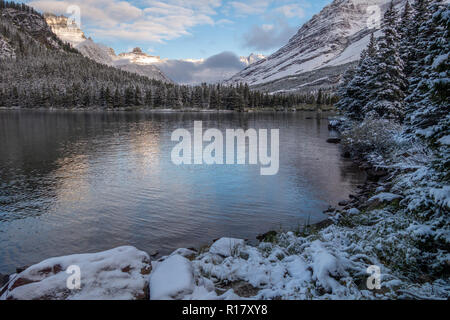 Le lac en eau vive après une tempête de neige. Le Glacier National Park, Montana Banque D'Images