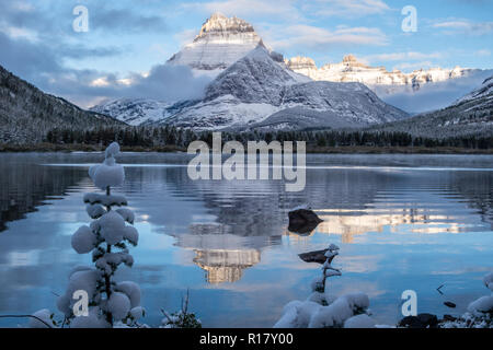 Reflet de Mt Henkel dans le lac en eau vive après une tempête de neige. Le Glacier National Park, Montana Banque D'Images