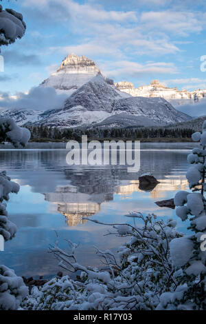 Reflet de Mt Henkel dans le lac en eau vive après une tempête de neige. Le Glacier National Park, Montana Banque D'Images