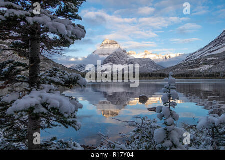 Reflet de Mt Henkel dans le lac en eau vive après une tempête de neige. Le Glacier National Park, Montana Banque D'Images