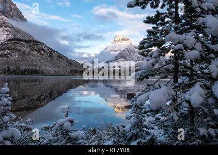 Reflet de Mt Henkel dans le lac en eau vive après une tempête de neige. Le Glacier National Park, Montana Banque D'Images