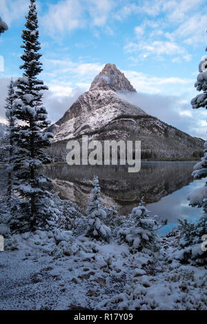 Mt Grinnell et lac en eau vive après une tempête de neige. Le Glacier National Park, Montana Banque D'Images