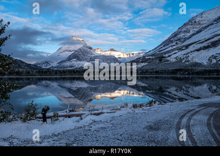 Mt Henkel compte dans Swiftcurrent Lake au début de l'aube lumière après une tempête de neige. Le Glacier National Park, Montana Banque D'Images