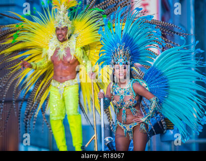 TOKYO - 25 Août : Les participants au carnaval de samba d'Asakusa à Tokyo au Japon le 25 août 2018. L'Asakusa samba carnival est le plus grand du genre en Banque D'Images