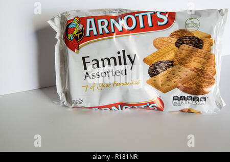 Jindabyne, Australie - 11/10/18 - Biscuits assortis Famille Arnotts sur tableau blanc et fond blanc Banque D'Images