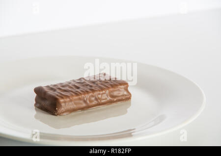 Australian emblématique biscuit chocolat sur une assiette blanche Banque D'Images