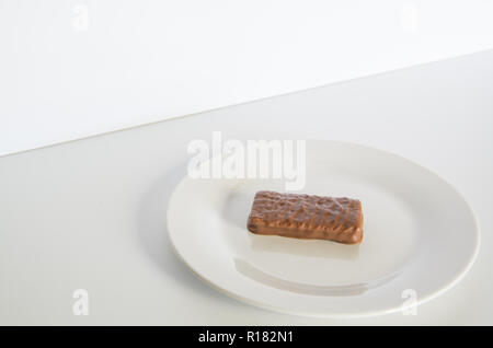 Australian emblématique biscuit chocolat sur une assiette blanche Banque D'Images