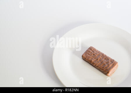 Australian emblématique biscuit chocolat sur une assiette blanche Banque D'Images