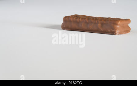 Biscuit chocolat australien iconique sur un banc blanc Banque D'Images